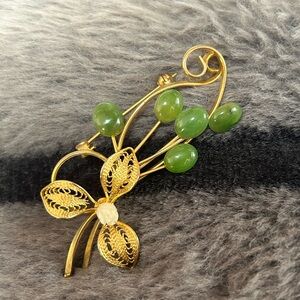 Vintage 60s nephrite jade filigree gold filled brooch pin
